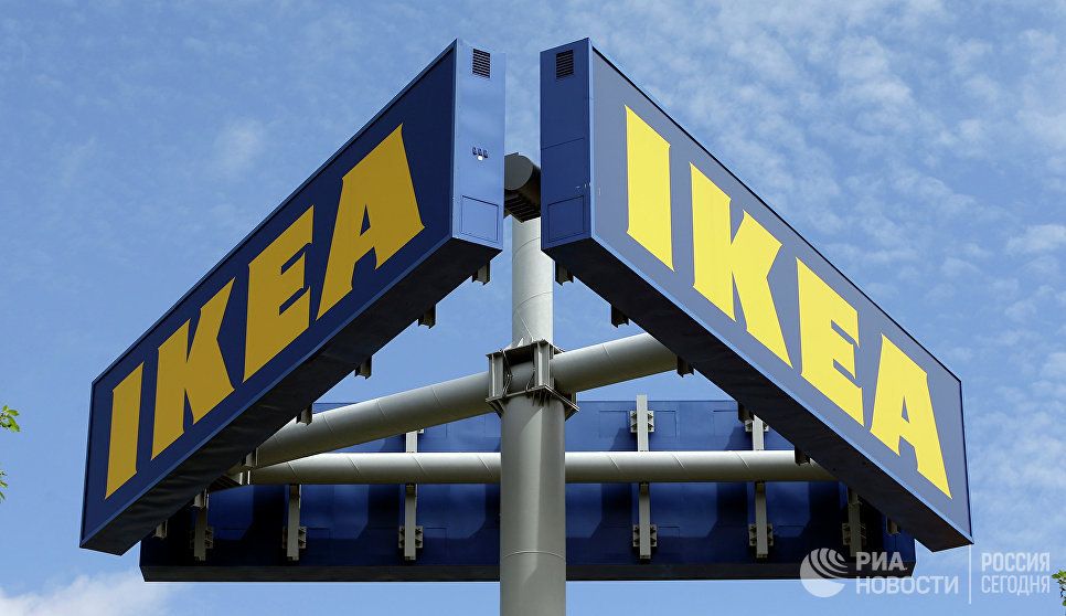 Вывеска Ikea у одного из магазинов сети Вывеска Ikea у одного из магазинов сети