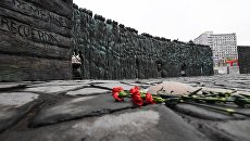 Монумент жертвам политических репрессий Стена скорби в Москве. Архивное фото Монумент жертвам политических репрессий Стена скорби в Москве. Архивное фото