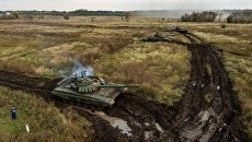Танки Т-72Б3 во время полевых занятий танковых подразделений мотострелкового соединения Южного военного округа. Архивное фото Танки Т-72Б3 во время полевых занятий танковых подразделений мотострелкового соединения Южного военного округа. Архивное фото