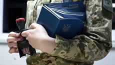Сотрудница пограничной службы Украины на международном пункте пропуска через украинско-польскую границу. Архивное фото Сотрудница пограничной службы Украины на международном пункте пропуска через украинско-польскую границу. Архивное фото