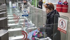 Пассажиры проходят турникеты в вестибюле станция метро Серпуховская. Архивное фото Пассажиры проходят турникеты в вестибюле станция метро Серпуховская. Архивное фото