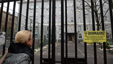Девушка у здания политехнического колледжа №42 на Гвардейской улице в Москве. 1 ноября 2017 Девушка у здания политехнического колледжа №42 на Гвардейской улице в Москве. 1 ноября 2017