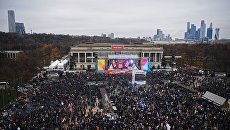 Посетители перед началом митинг-концерта Россия объединяет! на большой спортивной арене Лужники в Москве. 4 ноября 2017 Посетители перед началом митинг-концерта Россия объединяет! на большой спортивной арене Лужники в Москве. 4 ноября 2017