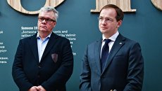 Министр культуры Российской Федерации Владимир Мединский и коллекционер Владимир Некрасов в Государственной Третьяковской галерее на Крымском валу. 4 ноября 2017 Министр культуры Российской Федерации Владимир Мединский и коллекционер Владимир Некрасов в Государственной Третьяковской галерее на Крымском валу. 4 ноября 2017