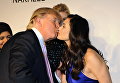 Дональд Трамп приветствует Деми Мур на вечеринке в гостинице Park Avenue Plaza в Нью-Йорке. 2008 год Дональд Трамп приветствует Деми Мур на вечеринке в гостинице Park Avenue Plaza в Нью-Йорке. 2008 год