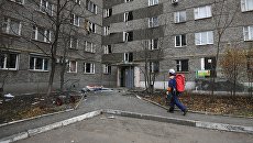 Сотрудник МЧС РФ на месте обрушения части жилого панельного дома по Удмуртской улице в Ижевске. Архивное фото Сотрудник МЧС РФ на месте обрушения части жилого панельного дома по Удмуртской улице в Ижевске. Архивное фото
