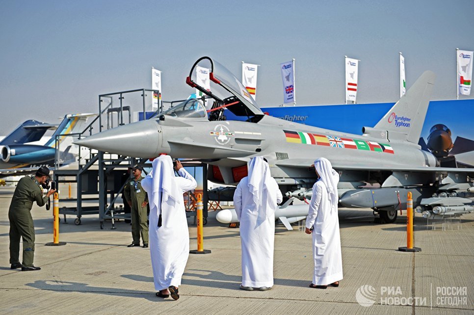Посетители Международной авиационно-космической выставки Dubai Airshow 2017 фотографируют многоцелевой истребитель четвёртого поколения Eurofighter Typhoon Посетители Международной авиационно-космической выставки Dubai Airshow 2017 фотографируют многоцелевой истребитель четвёртого поколения Eurofighter Typhoon