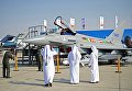 Посетители Международной авиационно-космической выставки Dubai Airshow 2017 фотографируют многоцелевой истребитель четвёртого поколения Eurofighter Typhoon Посетители Международной авиационно-космической выставки Dubai Airshow 2017 фотографируют многоцелевой истребитель четвёртого поколения Eurofighter Typhoon