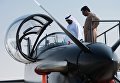 Посетитель осматривает турбовинтовой самолет B-250 компании CALIDUS на Международной авиационно-космической выставке Dubai Airshow 2017 Посетитель осматривает турбовинтовой самолет B-250 компании CALIDUS на Международной авиационно-космической выставке Dubai Airshow 2017
