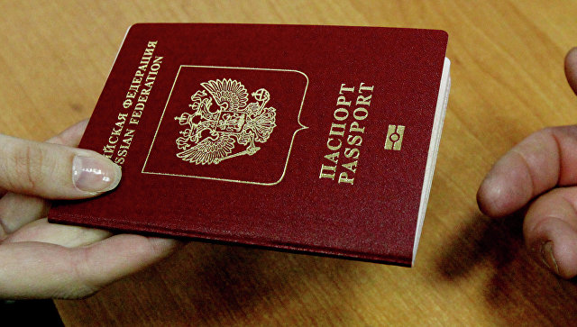 Заграничный паспорт гражданина РФ. Архивное фото