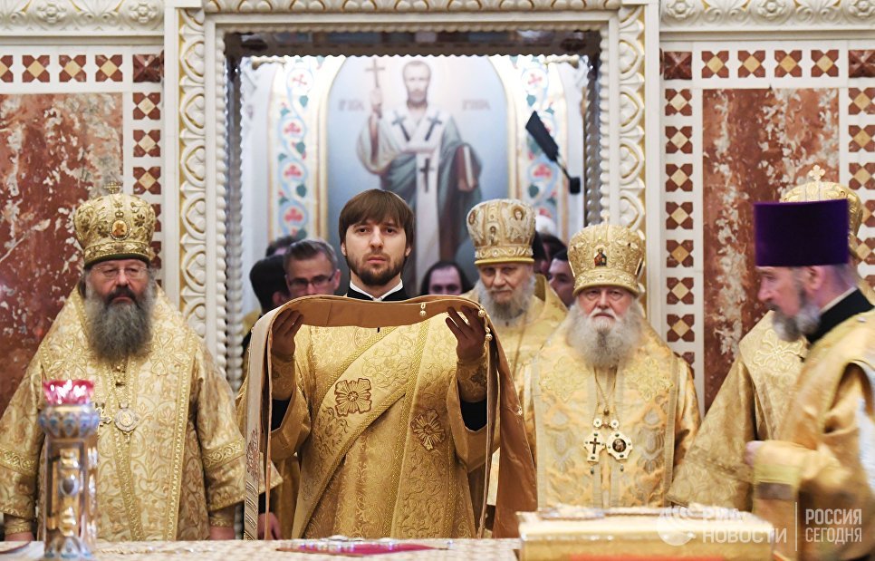 Священнослужители во время литургии в храме Христа Спасителя Священнослужители во время литургии в храме Христа Спасителя