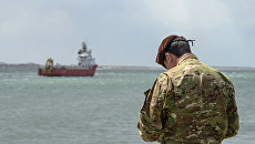 Военный в гавани Комодоро Ривадавия во время отправки норвежского судна Sophie Siem на поиски пропавшей аргентинской подлодки Сан-Хуан. Архивное фото Военный в гавани Комодоро Ривадавия во время отправки норвежского судна Sophie Siem на поиски пропавшей аргентинской подлодки Сан-Хуан. Архивное фото
