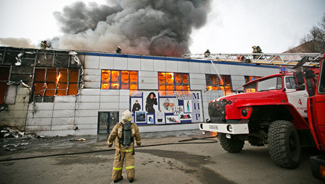 Сотрудники МЧС на месте пожара в торговом комплексе Мир в Оренбурге. 2 декабря 2017