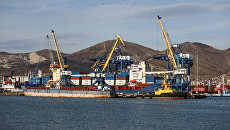 Суда на причале Новороссийского морского торгового порта. Архивное фото Суда на причале Новороссийского морского торгового порта. Архивное фото