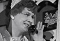 Артист Олег Табаков в роли заведующей буфетом Клавдии Ивановны в сатирической фантазии В. Аксенова «Всегда в продаже» в постановке Московского театра-студии «Современник» Артист Олег Табаков в роли заведующей буфетом Клавдии Ивановны в сатирической фантазии В. Аксенова «Всегда в продаже» в постановке Московского театра-студии «Современник»