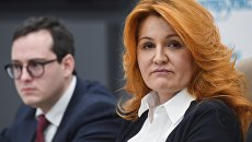Возможный кандидат на выборы президента РФ от Альянса зеленых первый вице-президент компании Мортадель Эльвира Агурбаш и председатель партии Альянс зеленых Александр Закондырин во время пресс-конференции. Возможный кандидат на выборы президента РФ от Альянса зеленых первый вице-президент компании Мортадель Эльвира Агурбаш и председатель партии Альянс зеленых Александр Закондырин во время пресс-конференции.