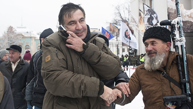 Михаил Саакашвили со своими сторонниками у здания Верховной Рады в Киеве. 6 декабря 2017