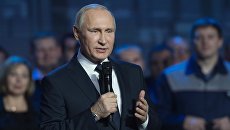Президент РФ Владимир Путин во время встречи с работниками Горьковского автомобильного завода в Нижнем Новгороде. 6 декабря 2017 Президент РФ Владимир Путин во время встречи с работниками Горьковского автомобильного завода в Нижнем Новгороде. 6 декабря 2017