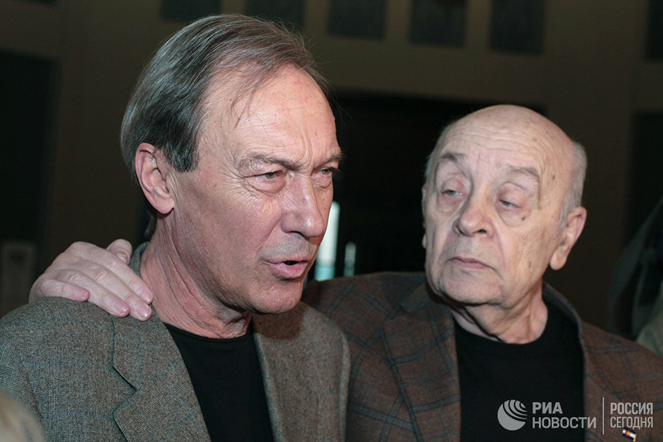 Актеры Олег Янковский и Леонид Броневой в театре Ленком Актеры Олег Янковский и Леонид Броневой в театре Ленком