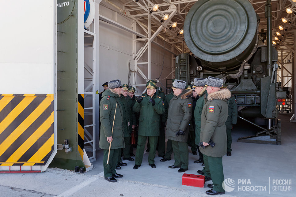 Министр обороны РФ Сергей Шойгу у подвижного грунтового ракетного комплекса пятого поколения Ярс в Новосибирске Министр обороны РФ Сергей Шойгу у подвижного грунтового ракетного комплекса пятого поколения Ярс в Новосибирске