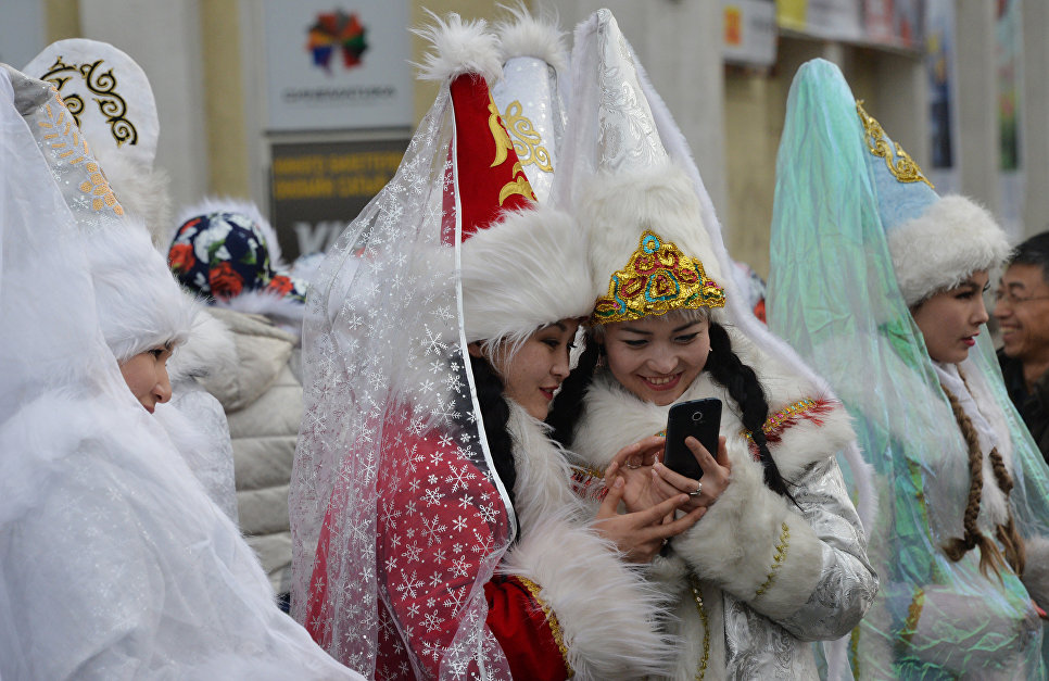 Девушки в костюмах Снегурочек во время новогоднего парада в Бишкеке, Киргизия Девушки в костюмах Снегурочек во время новогоднего парада в Бишкеке, Киргизия