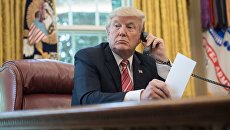 Президент США Дональд Трамп во время телефонного разговора. Архивное фото Президент США Дональд Трамп во время телефонного разговора. Архивное фото