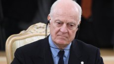 Спецпредставитель Генерального секретаря ООН по Сирии Стаффан де Мистура во время встречи с министром иностранных дел России Сергеем Лавровым и министром обороны России Сергеем Шойгу. 21 декабря 2017 Спецпредставитель Генерального секретаря ООН по Сирии Стаффан де Мистура во время встречи с министром иностранных дел России Сергеем Лавровым и министром обороны России Сергеем Шойгу. 21 декабря 2017