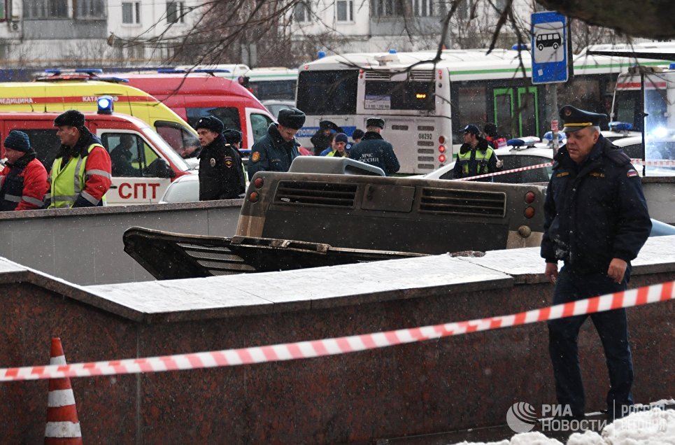 Автобус въехал в подземный переход у станции метро Славянский бульвар в Москве