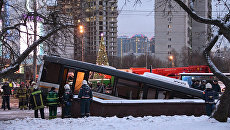 Автобус въехал в подземный переход у станции метро Славянский бульвар в Москве. 25 декабря 2017 Автобус въехал в подземный переход у станции метро Славянский бульвар в Москве. 25 декабря 2017