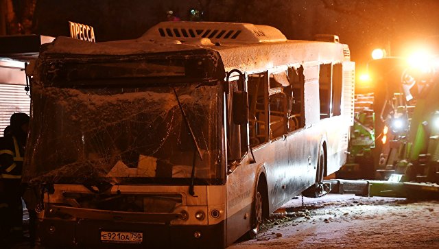 Эвакуация автобуса, въехавшего в подземный переход у станции метро Славянский бульвар в Москве. 25 декабря 2017