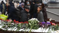 Цветы у станции метро Славянский бульвар в Москве, где рейсовый автобус 25 декабря 2017 года въехал в подземный пешеходный переход Цветы у станции метро Славянский бульвар в Москве, где рейсовый автобус 25 декабря 2017 года въехал в подземный пешеходный переход
