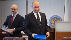 Президент РФ Владимир Путин в ЦИК во время подачи документов для выдвижения кандидатом на предстоящих в 2018 году выборах президента РФ. 27 декабря 2017 Президент РФ Владимир Путин в ЦИК во время подачи документов для выдвижения кандидатом на предстоящих в 2018 году выборах президента РФ. 27 декабря 2017