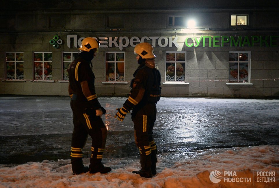 Сотрудники МЧС у входа в магазин Перекресток в Санкт-Петербурге, где произошел взрыв. 27 декабря 2017