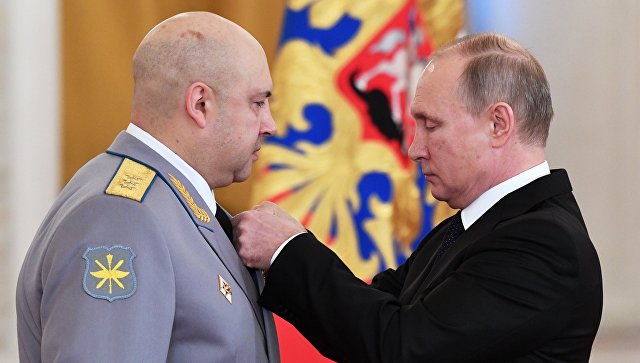 28 декабря 2017. Президент РФ Владимир Путин и генерал-полковник Сергей Суровикин на церемонии вручения государственных наград военнослужащим Вооруженных сил РФ, участвовавшими в операции в Сирии. 28 декабря 2017 28 декабря 2017. Президент РФ Владимир Путин и генерал-полковник Сергей Суровикин на церемонии вручения государственных наград военнослужащим Вооруженных сил РФ, участвовавшими в операции в Сирии. 28 декабря 2017
