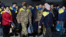 Украинские военнопленные, переданные в результате обмена между представителями Киева и Донецкой и Луганской народных республик, в аэропорту Борисполь Украинские военнопленные, переданные в результате обмена между представителями Киева и Донецкой и Луганской народных республик, в аэропорту Борисполь