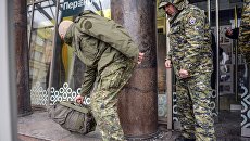 Сотрудники следственного комитета РФ во время следственных мероприятий у магазина Перекресток в Санкт-Петербурге. 28 декабря 2017 Сотрудники следственного комитета РФ во время следственных мероприятий у магазина Перекресток в Санкт-Петербурге. 28 декабря 2017