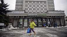 Прохожие у магазина Перекресток в Санкт-Петербурге, где накануне произошел взрыв. 28 декабря 2017 Прохожие у магазина Перекресток в Санкт-Петербурге, где накануне произошел взрыв. 28 декабря 2017