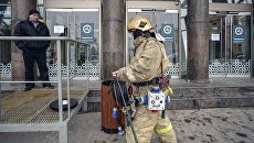 Сотрудник МЧС у магазина Перекресток в Санкт-Петербурге Сотрудник МЧС у магазина Перекресток в Санкт-Петербурге