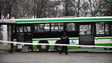 Сотрудник правоохранительных органов у пассажирского автобуса, въехавшего в остановку на Сходненской улице в Москве. 29 декабря 2017 Сотрудник правоохранительных органов у пассажирского автобуса, въехавшего в остановку на Сходненской улице в Москве. 29 декабря 2017