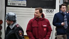 Заместитель мэра Москвы Максим Ликсутов на месте, где пассажирский автобус въехал в остановку на Сходненской улице в Москве. 29 декабря 2017 Заместитель мэра Москвы Максим Ликсутов на месте, где пассажирский автобус въехал в остановку на Сходненской улице в Москве. 29 декабря 2017