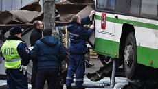 Сотрудники правоохранительных органов у пассажирского автобуса, въехавшего в остановку на Сходненской улице в Москве. 29 декабря 2017 Сотрудники правоохранительных органов у пассажирского автобуса, въехавшего в остановку на Сходненской улице в Москве. 29 декабря 2017