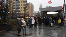 Пассажиры у вестибюля станции метро Ховрино. Архивное фото Пассажиры у вестибюля станции метро Ховрино. Архивное фото