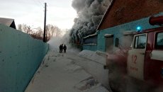 Сотрудники пожарной службы МЧС РФ во время тушения пожара в здании с обувным производством в поселке Чернореченский Искитимского района Новосибирской области. 4 января 2018 Сотрудники пожарной службы МЧС РФ во время тушения пожара в здании с обувным производством в поселке Чернореченский Искитимского района Новосибирской области. 4 января 2018