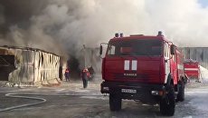 Сотрудники пожарной службы МЧС РФ во время тушения пожара в здании с обувным производством в поселке Чернореченский Искитимского района Новосибирской области. 4 января 2018 Сотрудники пожарной службы МЧС РФ во время тушения пожара в здании с обувным производством в поселке Чернореченский Искитимского района Новосибирской области. 4 января 2018