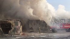 Сотрудники пожарной службы МЧС РФ во время тушения пожара в здании с обувным производством в поселке Чернореченский Искитимского района Новосибирской области. 4 января 2018 Сотрудники пожарной службы МЧС РФ во время тушения пожара в здании с обувным производством в поселке Чернореченский Искитимского района Новосибирской области. 4 января 2018
