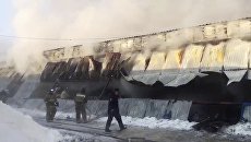 Сотрудники пожарной службы МЧС РФ во время тушения пожара в здании с обувным производством в поселке Чернореченский Искитимского района Новосибирской области. 4 января 2018 Сотрудники пожарной службы МЧС РФ во время тушения пожара в здании с обувным производством в поселке Чернореченский Искитимского района Новосибирской области. 4 января 2018