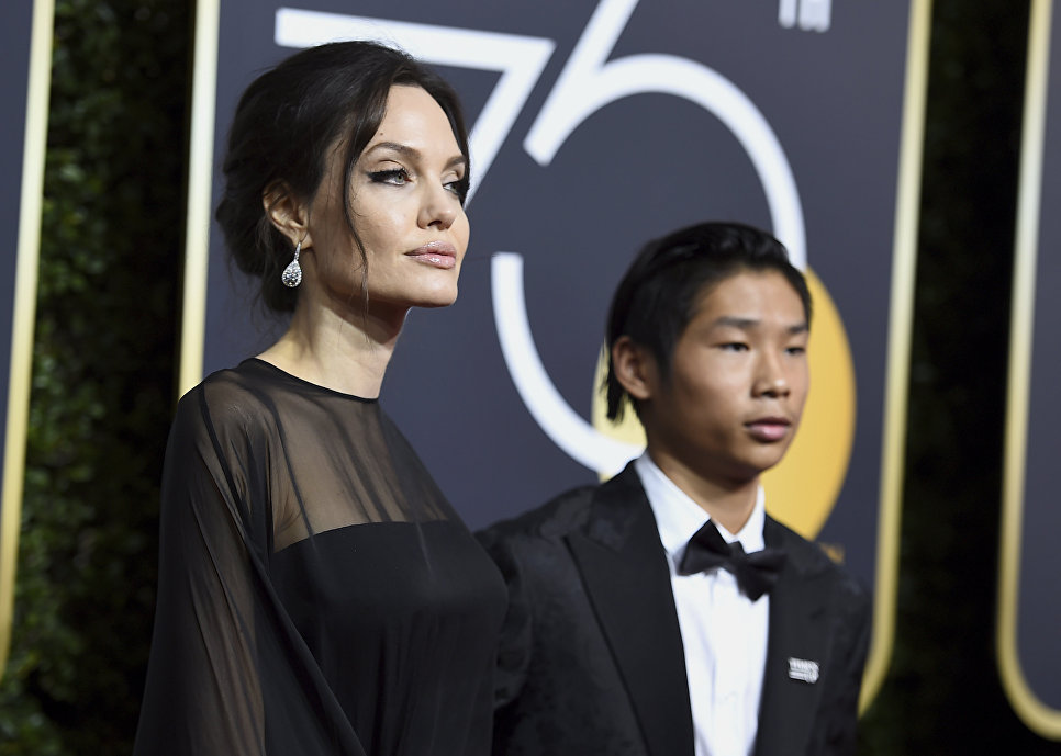 75-я церемония прошла под эгидой движения Time's Up (Время вышло). Все гости пришли на ковровую дорожку в черном в знак поддержки женщин, пострадавших от насилия и неравноправия. 75-я церемония прошла под эгидой движения Time's Up (Время вышло). Все гости пришли на ковровую дорожку в черном в знак поддержки женщин, пострадавших от насилия и неравноправия.