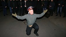 Активист в маске с изображением Владимира Путина во время протеста против священнослужителей Украинской Православной Церкви Московского Патриархата. 8 января 2018 Активист в маске с изображением Владимира Путина во время протеста против священнослужителей Украинской Православной Церкви Московского Патриархата. 8 января 2018