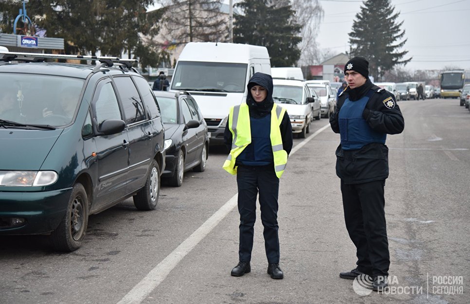 Сотрудники полиции во время акции протеста на границе между Украиной и Польшей. 10 января 2018 Сотрудники полиции во время акции протеста на границе между Украиной и Польшей. 10 января 2018