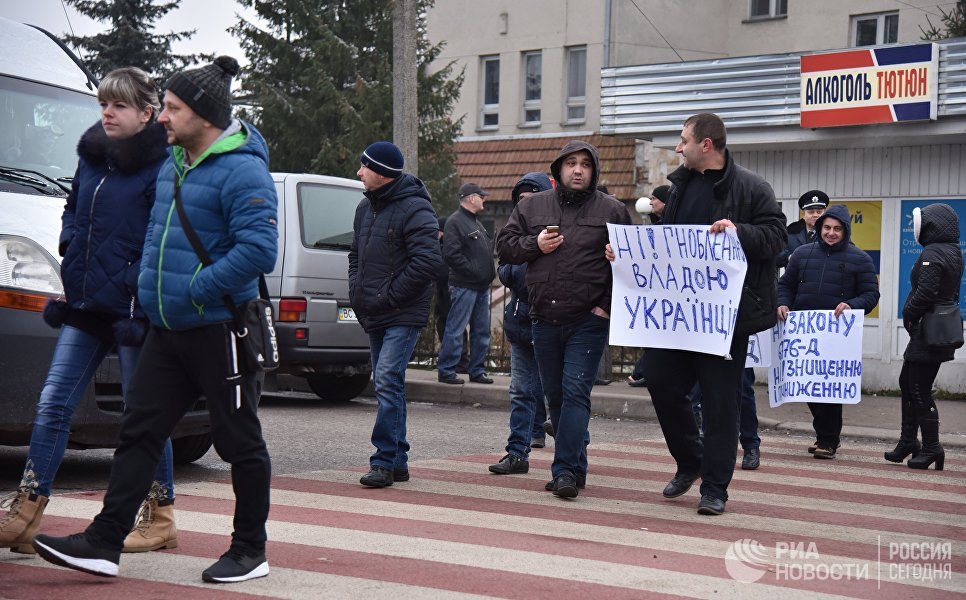 Участники акции протеста на границе между Украиной и Польшей против ужесточения таможенного контроля, запрета на перевозку товаров через границу больше определенной суммы Участники акции протеста на границе между Украиной и Польшей против ужесточения таможенного контроля, запрета на перевозку товаров через границу больше определенной суммы